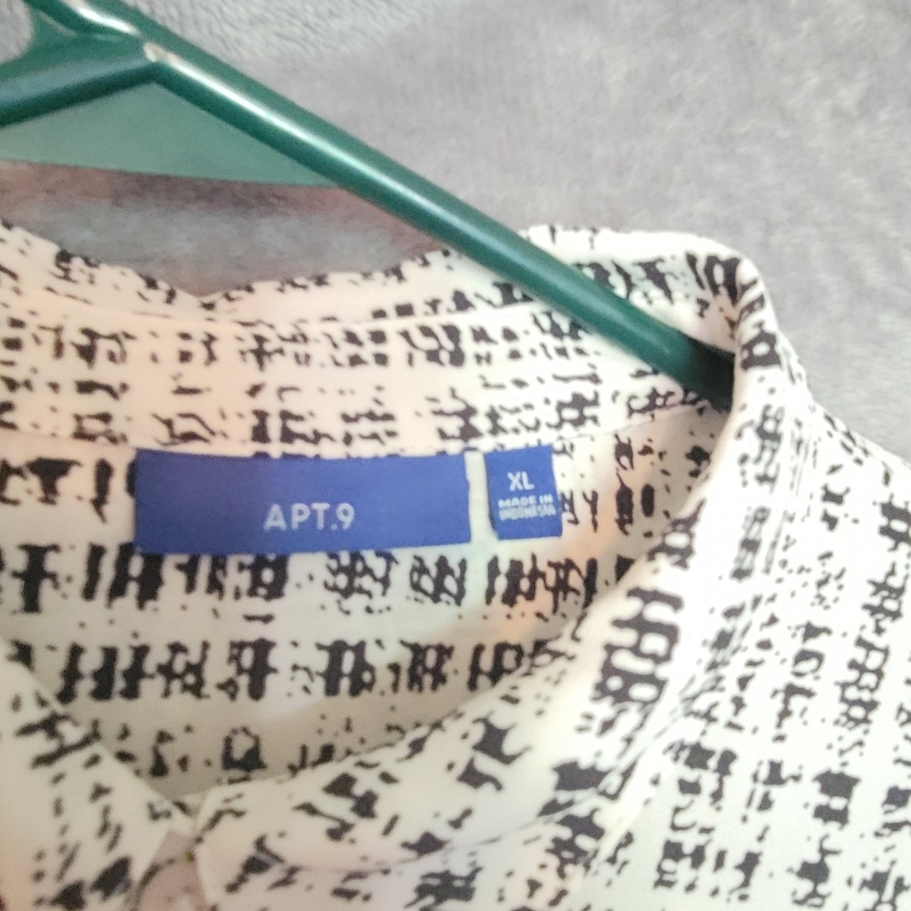 Apt9 XL Black and white womans blouse, XL